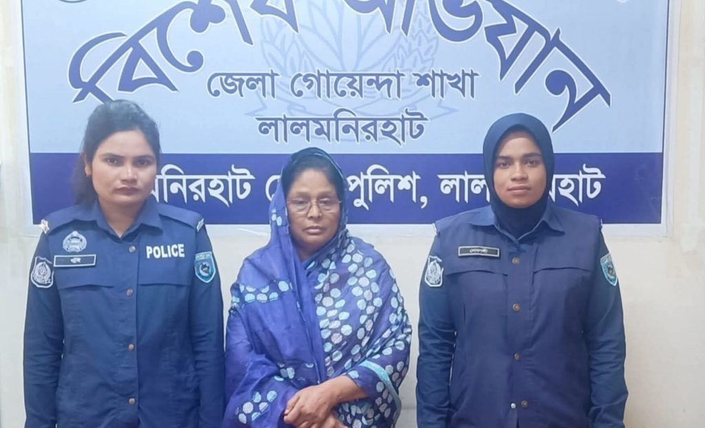 ঢাকার মোহাম্মদপুর থেকে গ্রেফতার সাবেক এমপি সফুরা বেগম রুমীকে লালমনিরহাটে নেওয়া হচ্ছে