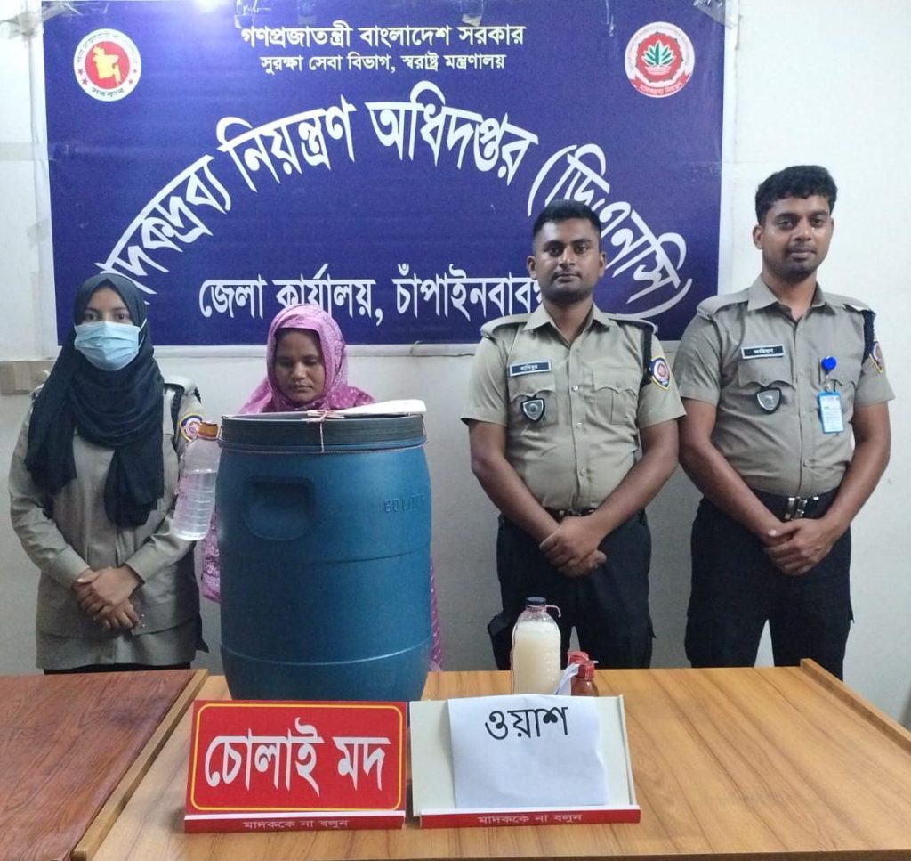 নাচোলে ডিএনসির অভিযানে উদ্ধার হওয়া চোলাইমদ ও ওয়াশ