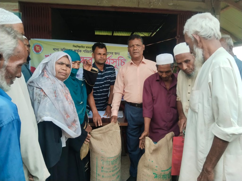 উখিয়ার রাজাপালং ইউনিয়নে খাদ্যবান্ধব কর্মসূচির চাল বিতরণের দৃশ্য