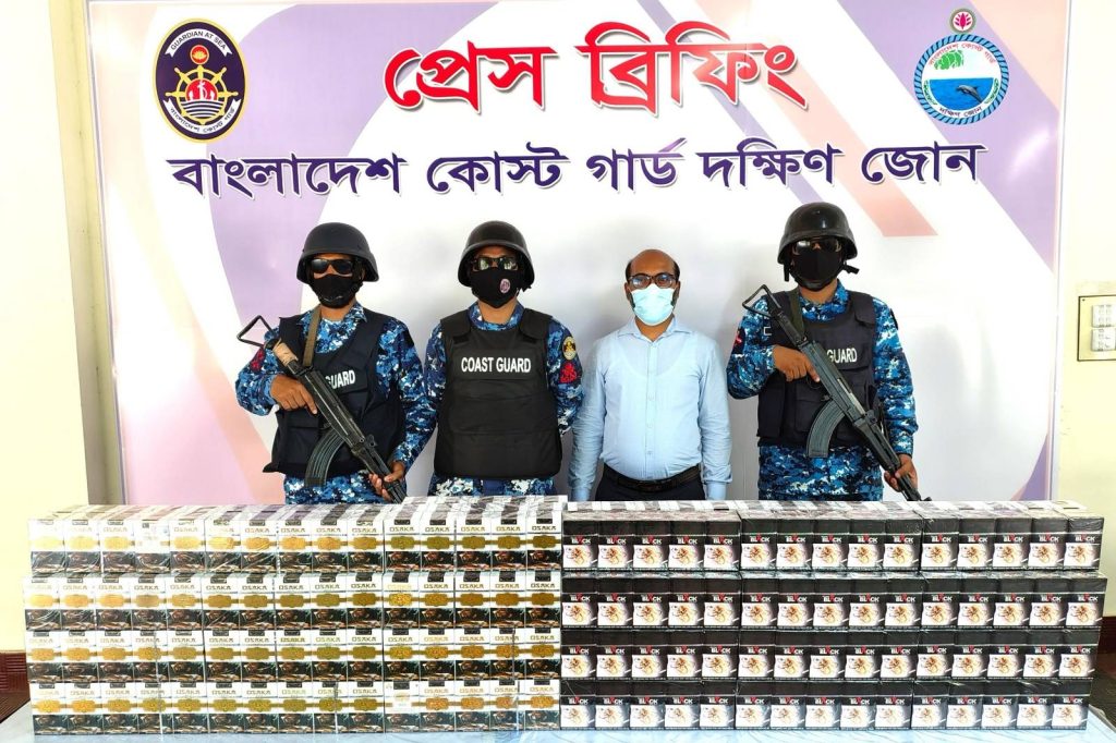 ভোলার চক বাজারে অভিযানে জব্দ করা নকল সিগারেটের দৃশ্য