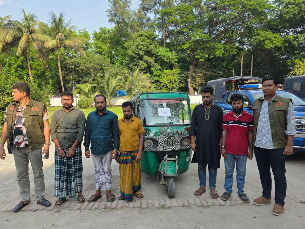 কুমিল্লায় ডিবি পুলিশের অভিযানে গ্রেফতার সিএনজি চোর চক্রের সদস্যরা