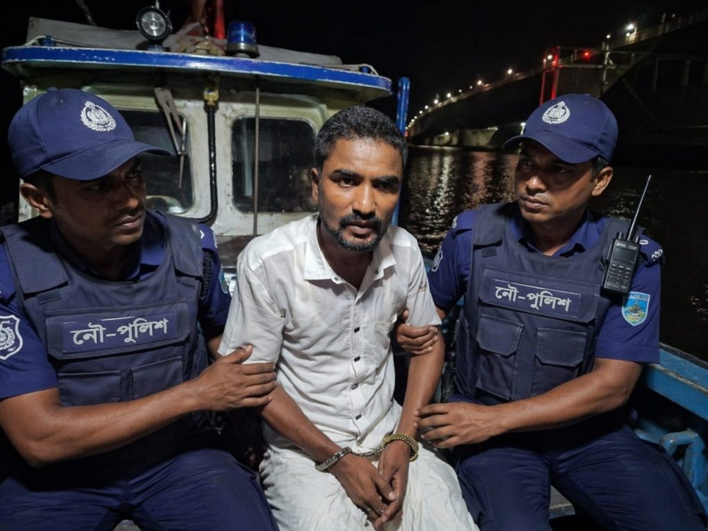 চট্টগ্রামের নতুন ব্রিজ এলাকায় নৌ পুলিশের অভিযানে ডাকাত সন্দেহে আটককৃতদের দৃশ্য