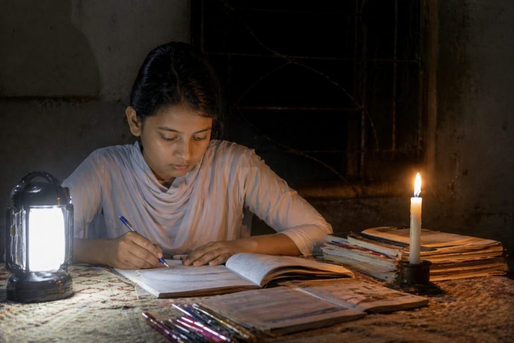 কালিয়াকৈরে লোডশেডিংয়ের কারণে অন্ধকারে পড়াশোনা করছে এসএসসি পরীক্ষার্থী