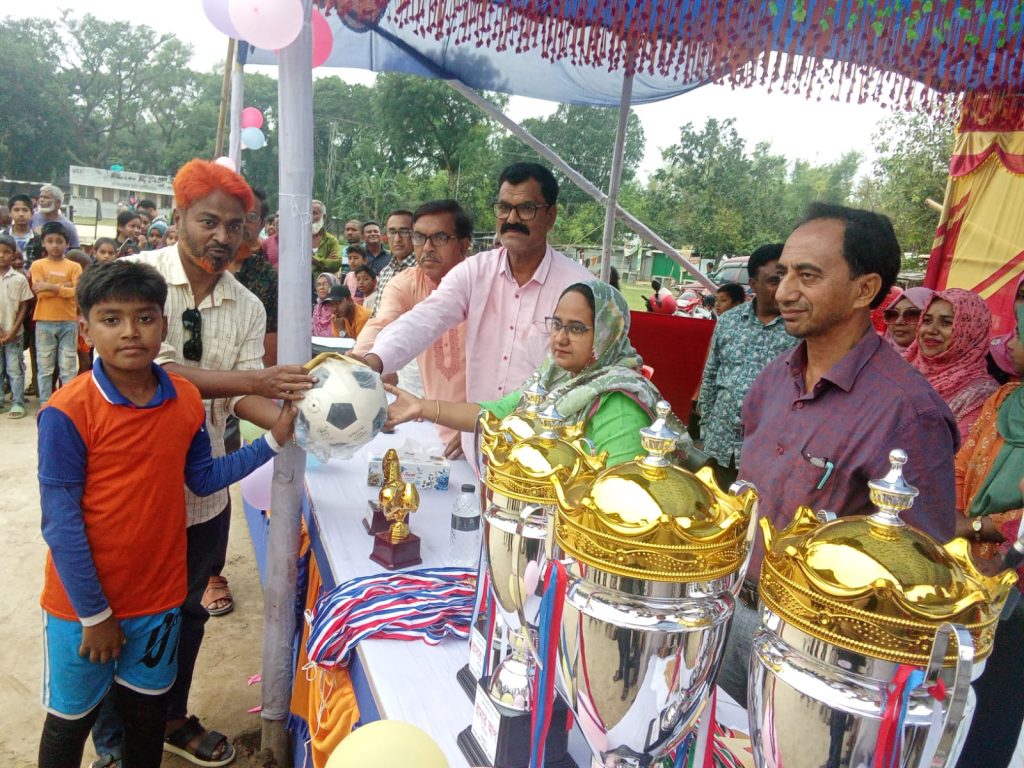 রাণীশংকৈল মিনি স্টেডিয়ামে প্রাথমিক গোল্ডকাপ ফুটবল টুর্নামেন্টের ফাইনাল খেলা
