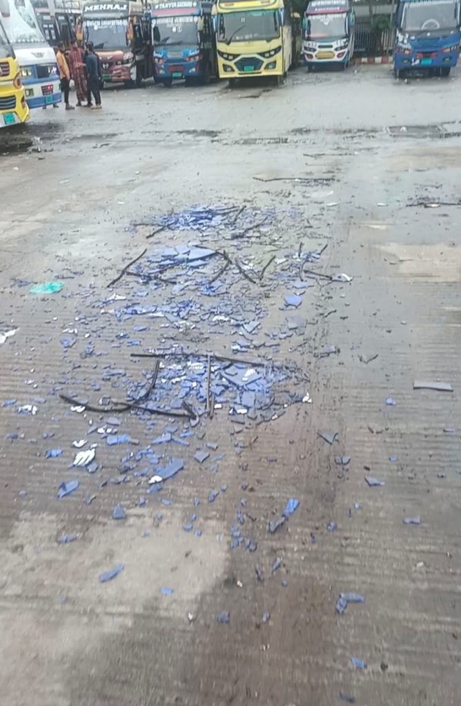 সিলেট কেন্দ্রীয় বাস টার্মিনালে সংঘর্ষে ভাঙচুর হওয়া বাসের দৃশ্য