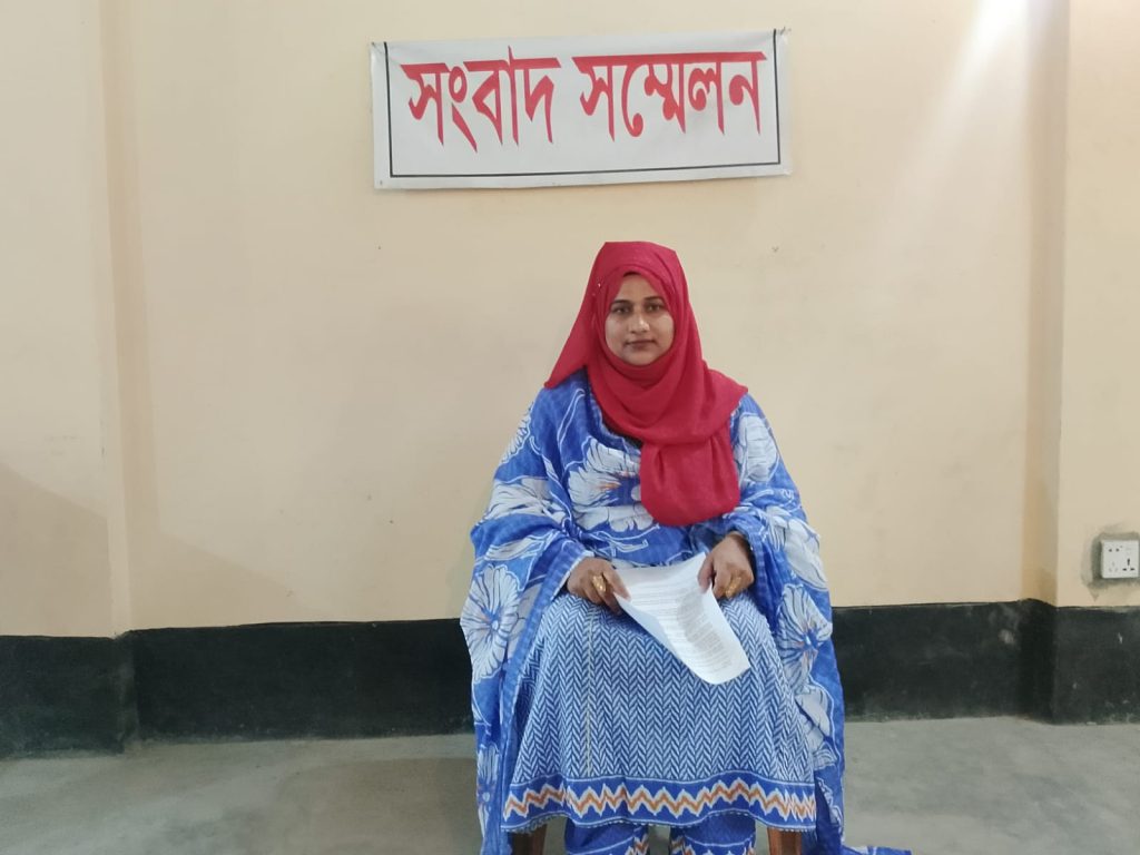 দিনাজপুরের বীরগঞ্জ প্রেসক্লাবে ভূমিদস্যুদের বিরুদ্ধে সংবাদ সম্মেলনের দৃশ্য